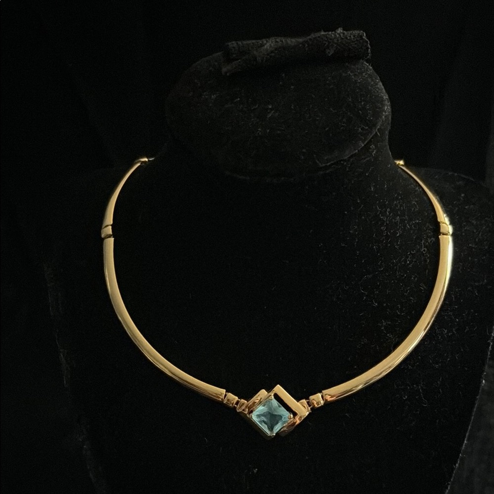 Elegant Gold Necklace with Blue Gemstone